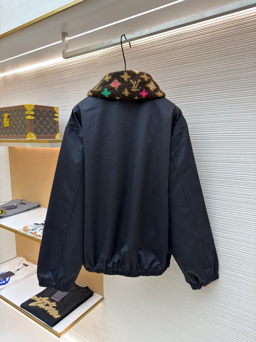 LOUIS VUITTON x Tyler color printed fur collar jacket ●Original version: Purchased and developed by 36999 ●Item number: 1681757-B80 ●Fabric: cotton fabric ●Technology: Printing ●Color: black ●Version: fitted version ●Weight: about 885 grams ●Size: S-M-L-XL ●Description: The main body is made of high-density windproof fabric, treated with a water-repellent coating, which is both durable and protective; the neckline is spliced with Monogram pattern lamb wool material, which is fixed through a constant temperature composite process. It feels soft and fluffy and is not easy to shed, improving warmth and styling. The body is decorated with brand letter embroidery, using three-dimensional embroidery thread technology. The color is full and the texture is clear, highlighting the recognition. The version is loosely cut, with horn buckle + drawstring design, making it easy to put on and take off and adaptable to various body shapes; the elastic cuffs enhance wind resistance. The stitching of the whole garment is neat, with no exposed threads at the splicing points. The size is measured manually (an error of 1-3CM is normal). The craftsmanship balances practical attributes and brand trend style. It is a single product that has both warmth and style. The overall wiring is straight and delicate, the fabric is comfortable and soft, and the color is consistent without color difference. It can be matched with the same style to create a fashionable look and control various occasions. Customized accessories, complete with three standards, same style for men and women!